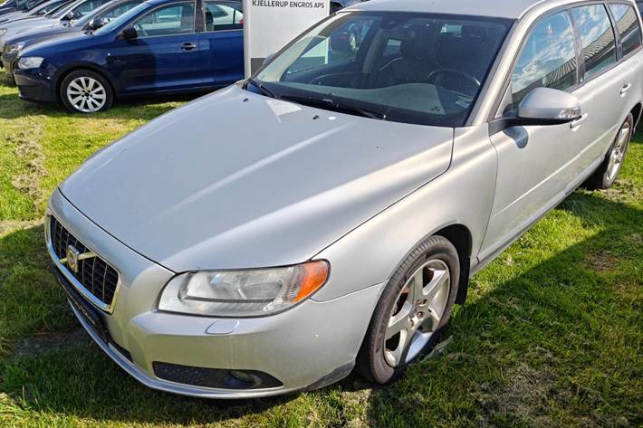 Gul Volvo V70 fra 2008