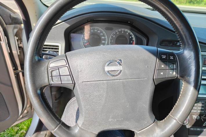 Gul Volvo V70 fra 2008