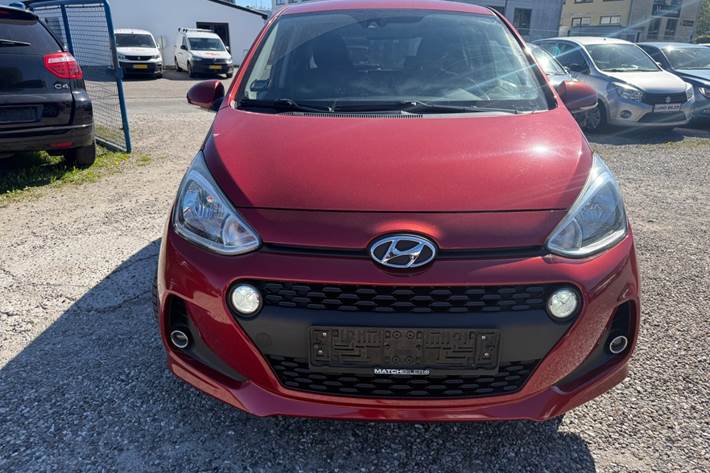 Rød Hyundai i10 fra 2017