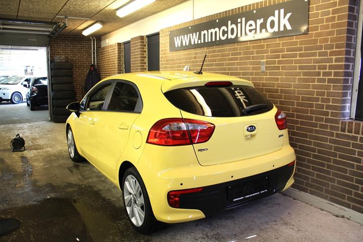 Gul Kia Rio fra 2016
