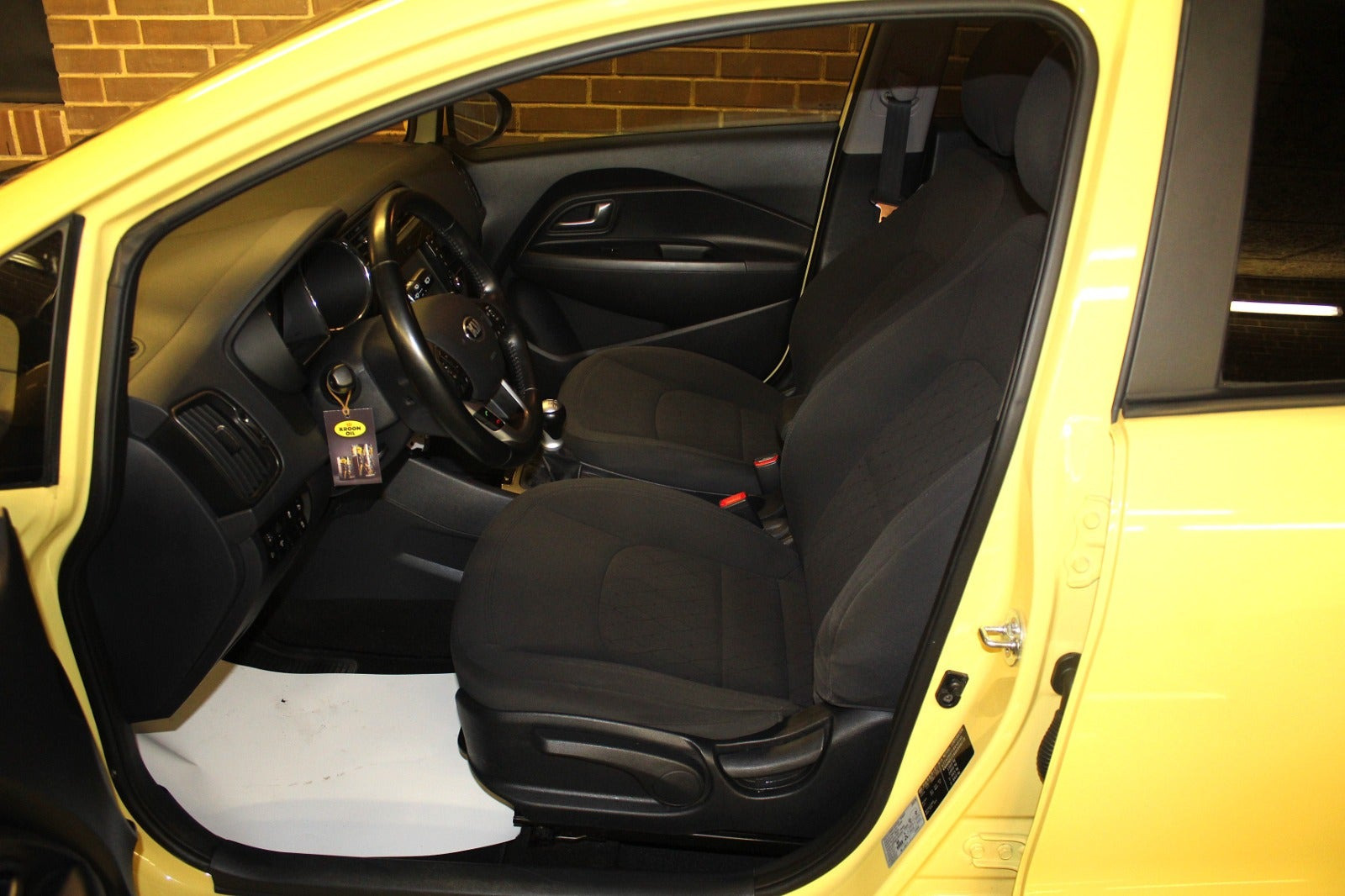 Gul Kia Rio fra 2016