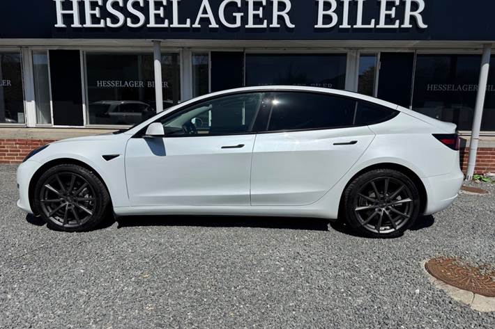 Hvid Tesla Model 3 fra 2021