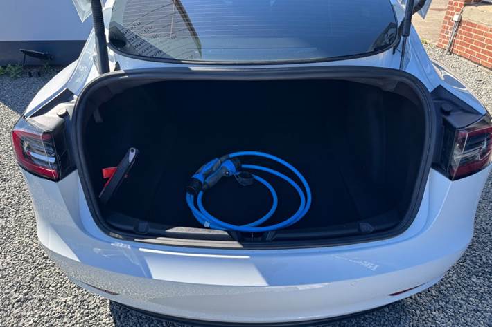 Hvid Tesla Model 3 fra 2021
