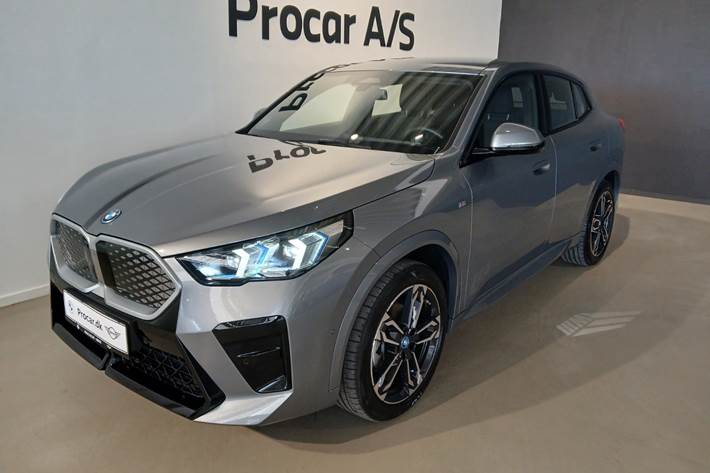 Grå BMW iX2 fra 2024