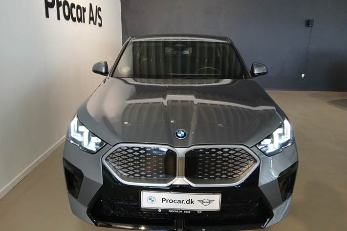 Grå BMW iX2 fra 2024