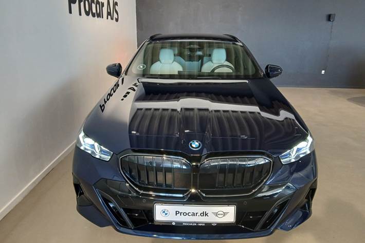 Blå BMW i5 fra 2025
