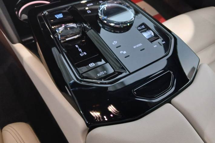 Blå BMW i5 fra 2025