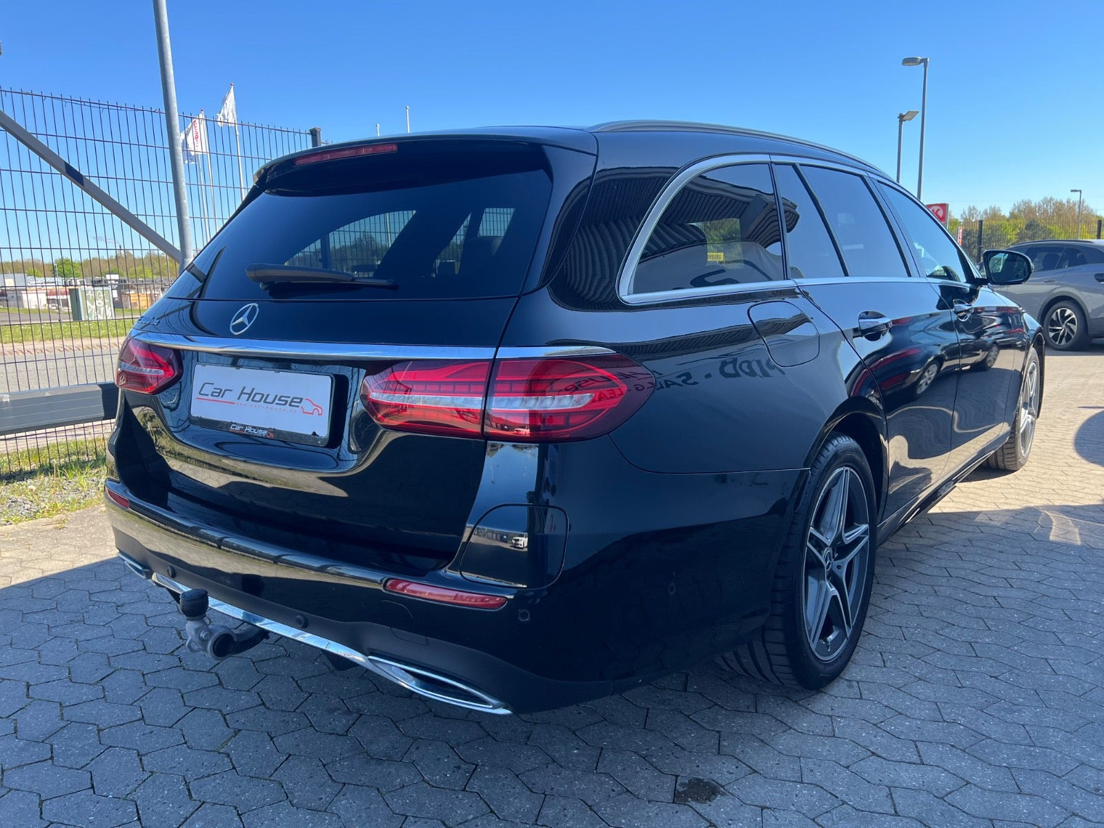 Sort Mercedes E300 de fra 2020