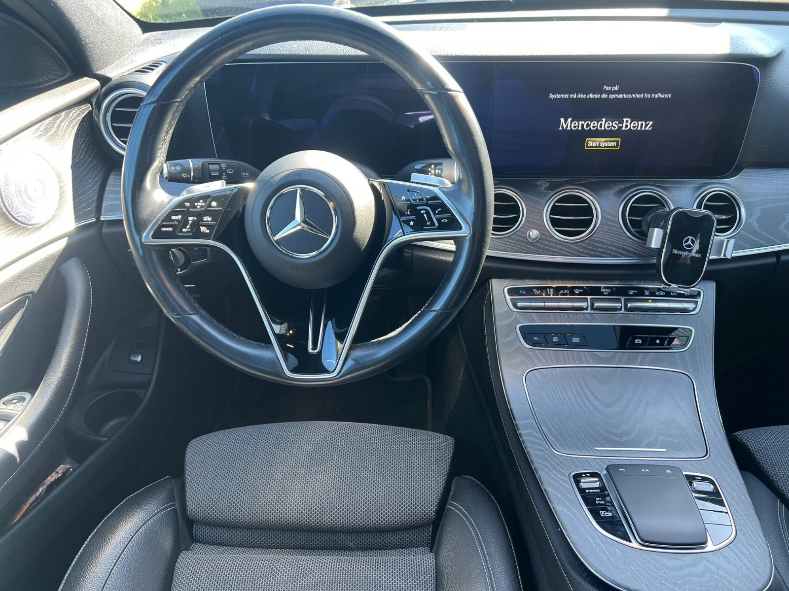 Sort Mercedes E300 de fra 2020