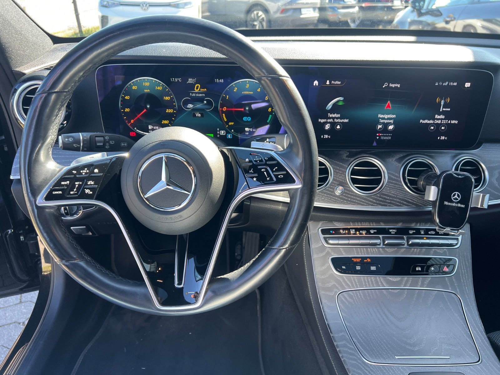 Sort Mercedes E300 de fra 2020