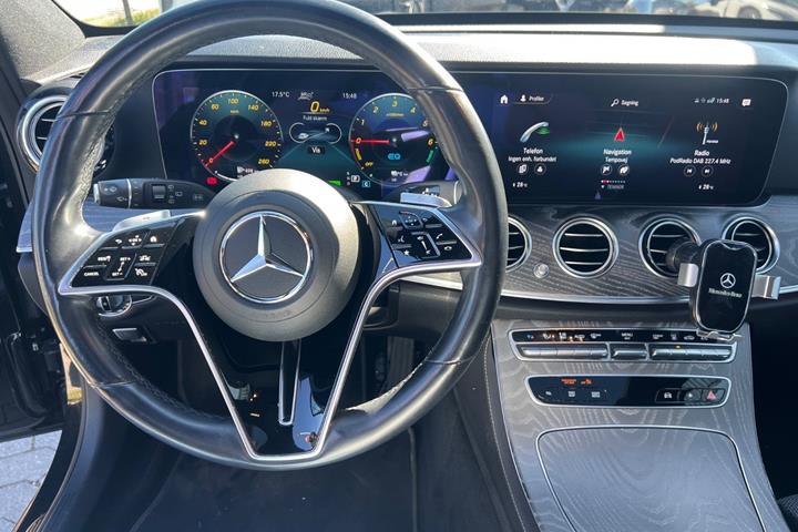 Sort Mercedes E300 de fra 2020
