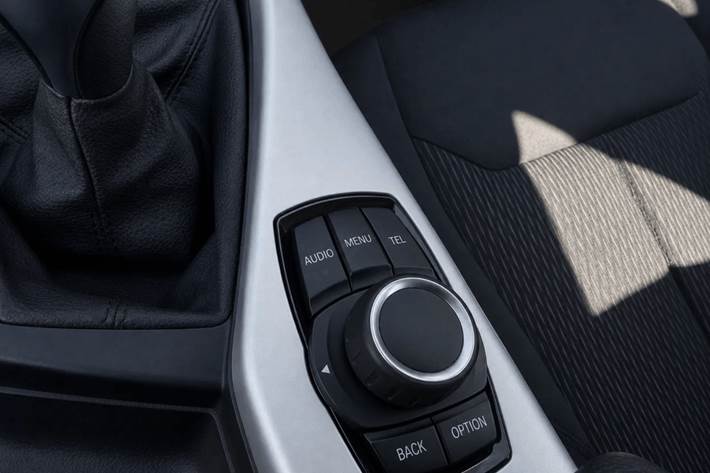 Hvid BMW 116i fra 2015 set indefra