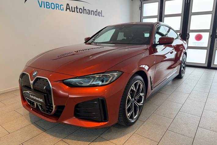 Orange BMW i4 fra 2023