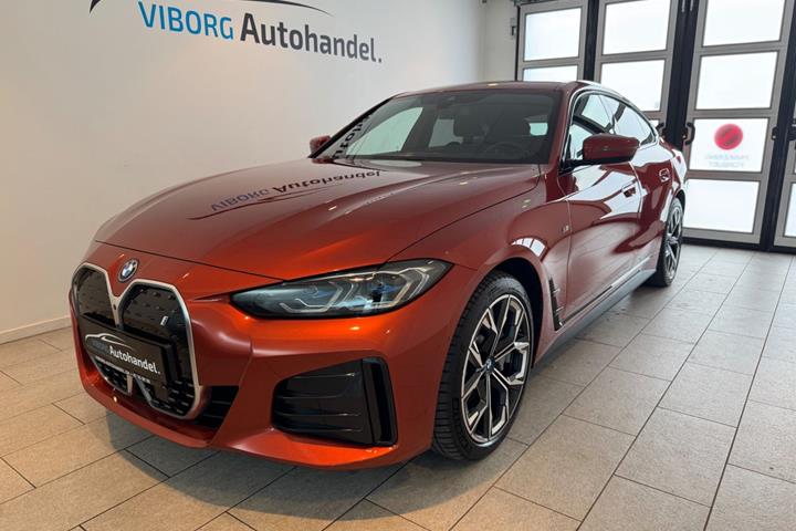 Orange BMW i4 fra 2023 set udefra