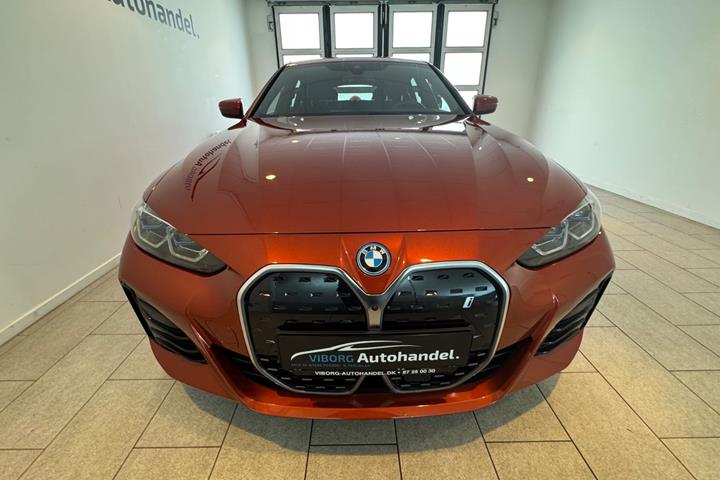 Orange BMW i4 fra 2023