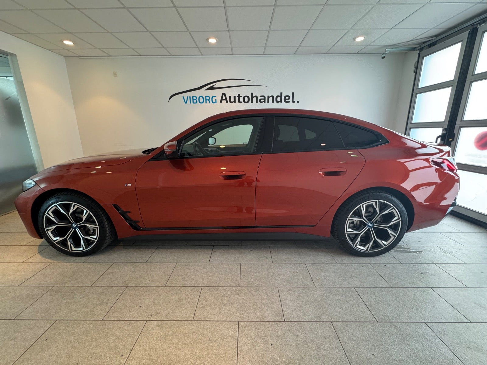 Orange BMW i4 fra 2023