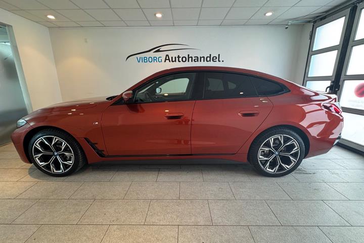 Orange BMW i4 fra 2023