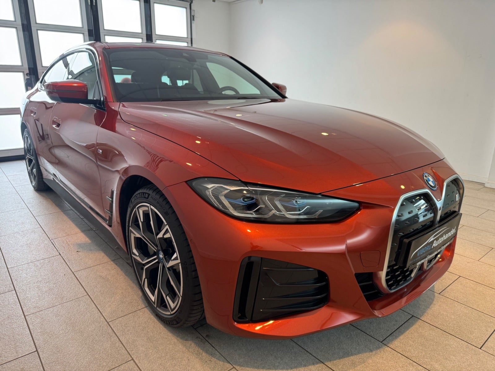 Orange BMW i4 fra 2023