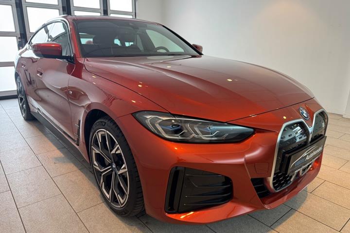 Orange BMW i4 fra 2023