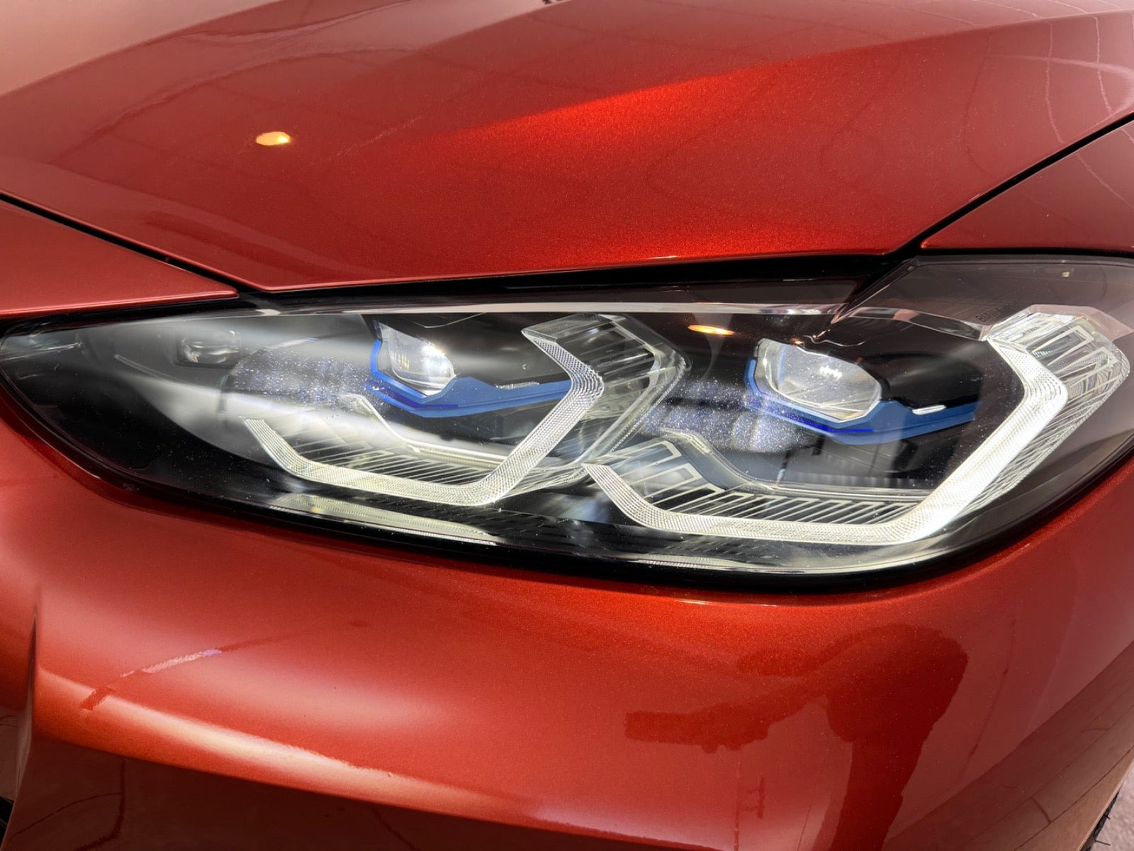 Orange BMW i4 fra 2023