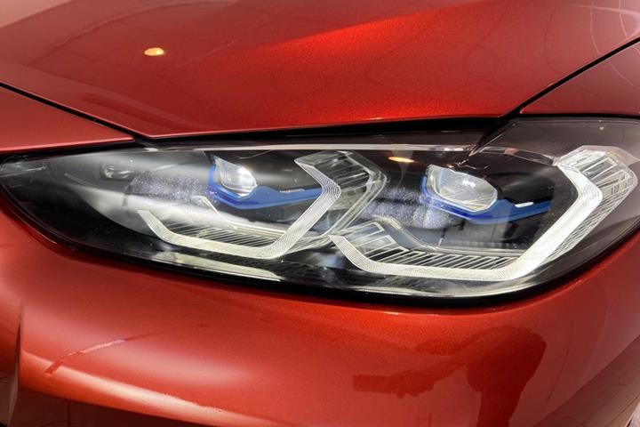 Orange BMW i4 fra 2023