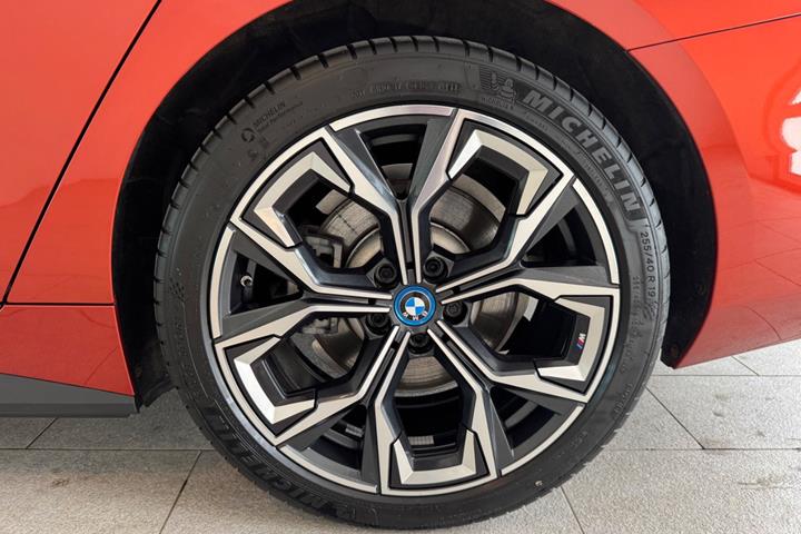 Orange BMW i4 fra 2023
