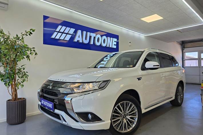 Hvid Mitsubishi Outlander fra 2020 set udefra
