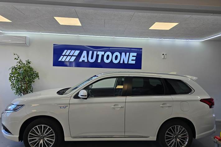 Hvid Mitsubishi Outlander fra 2020