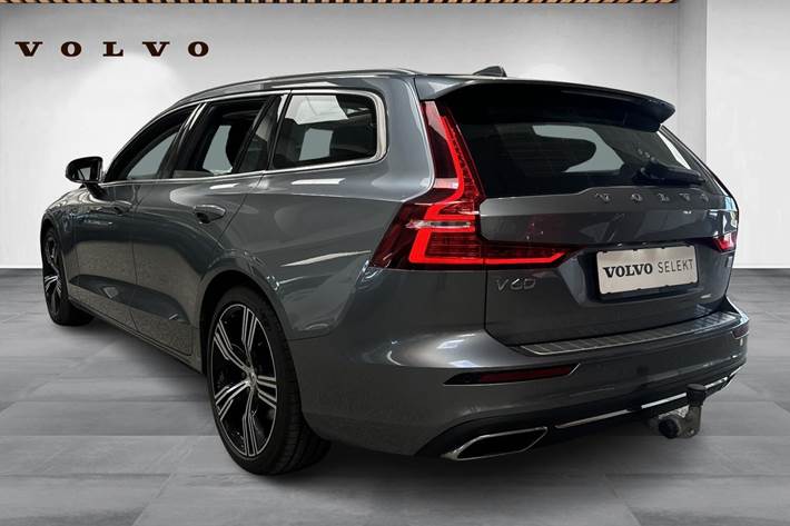 Grå Volvo V60 fra 2020