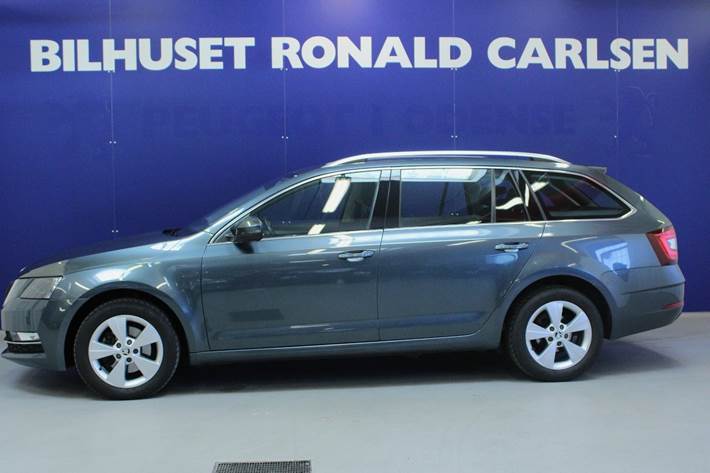 Grå Skoda Octavia fra 2020