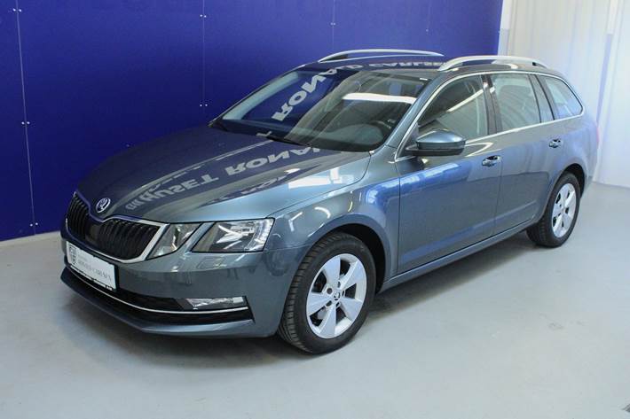 Grå Skoda Octavia fra 2020