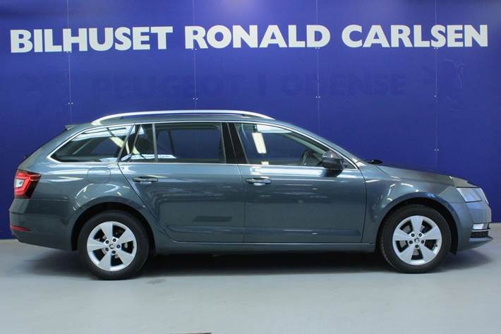 Grå Skoda Octavia fra 2020