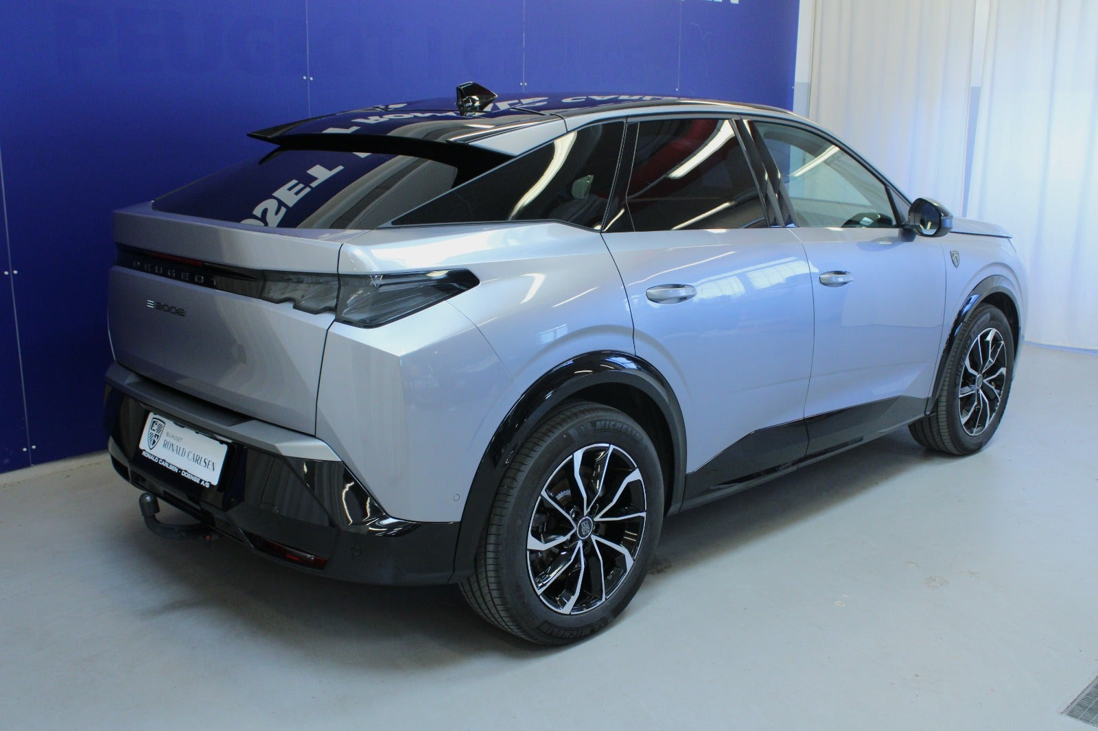 Sølv Peugeot e-3008 fra 2025