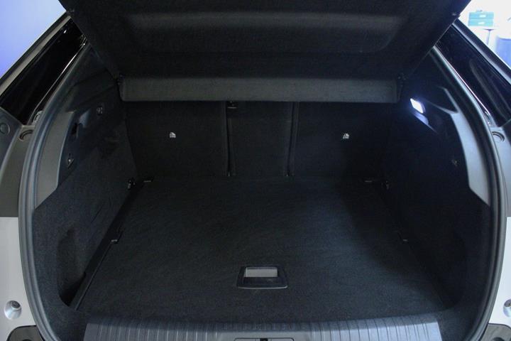 Sølv Peugeot e-3008 fra 2025