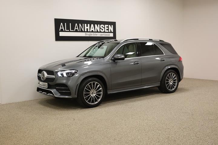 Grå Mercedes GLE350 de fra 2023 set udefra