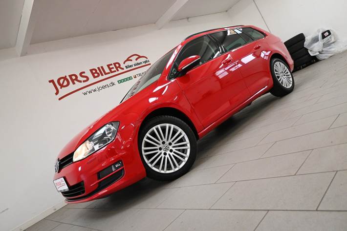Rød VW Golf VII fra 2016 set udefra