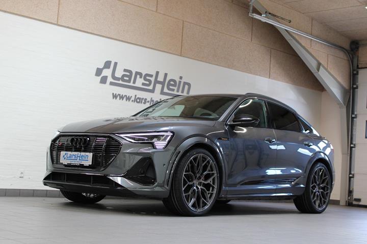 Grå Audi e-tron S fra 2023