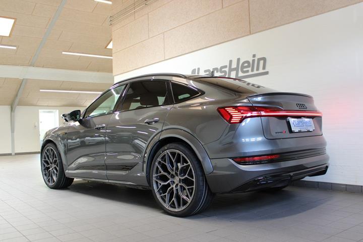 Grå Audi e-tron S fra 2023