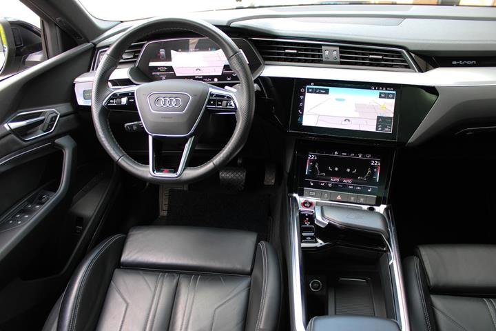 Grå Audi e-tron S fra 2023