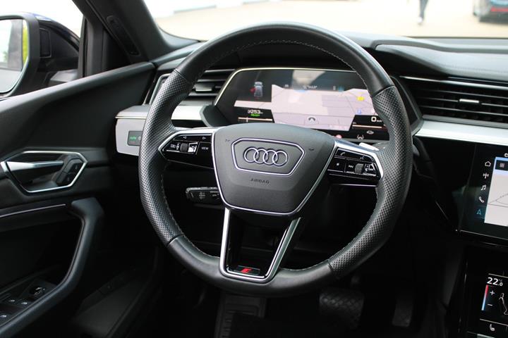 Grå Audi e-tron S fra 2023
