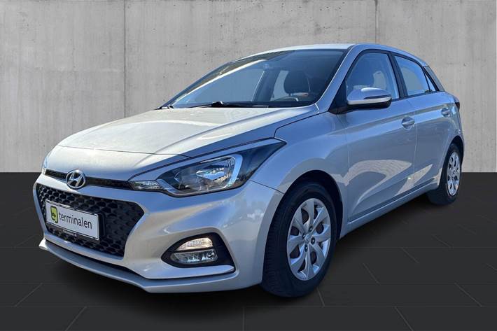 Sølv Hyundai i20 fra 2020 set udefra