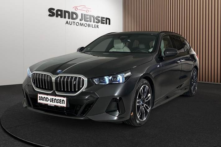 Grå BMW i5 fra 2025