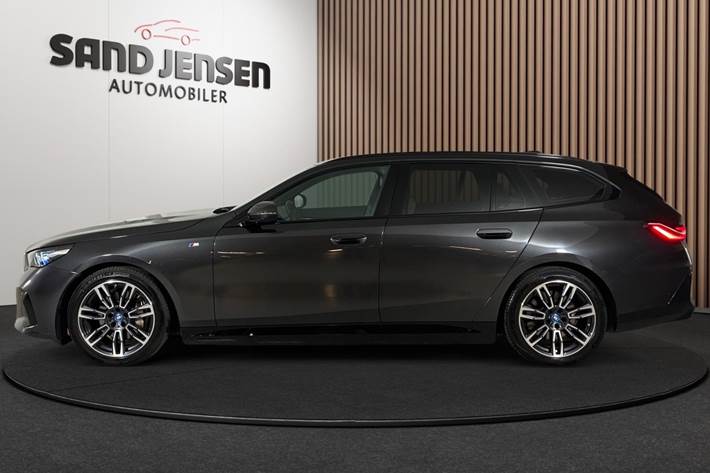 Grå BMW i5 fra 2025