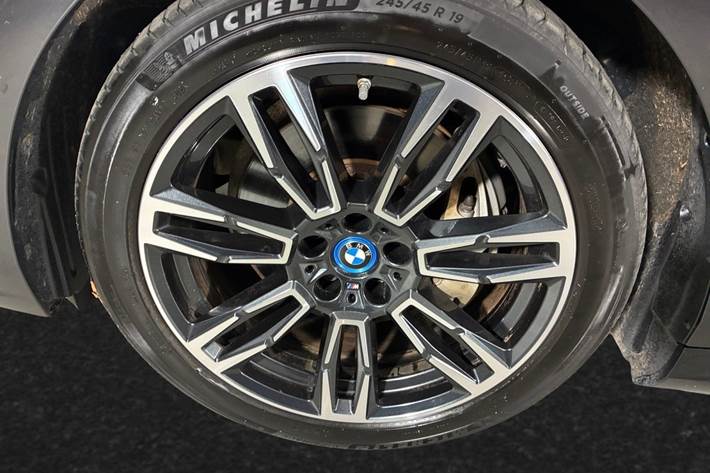 Grå BMW i5 fra 2025