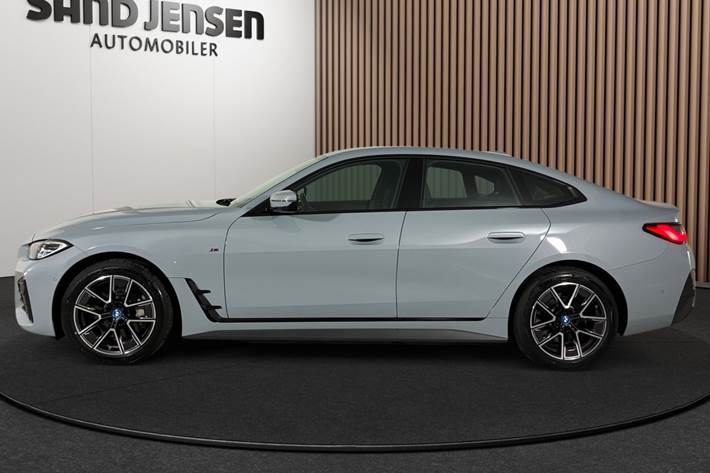 Grå BMW i4 fra 2024