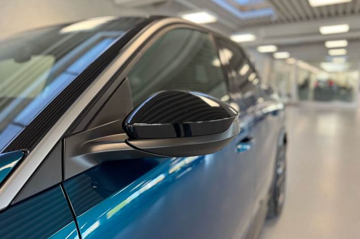 Blå Peugeot e-3008 fra 2025
