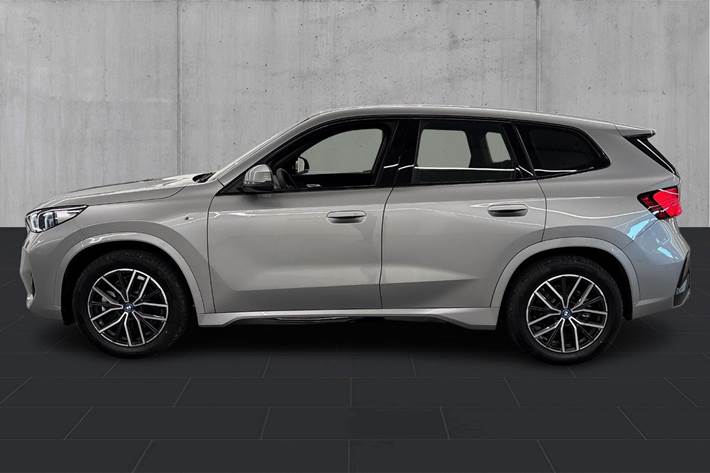 Sølv BMW iX1 fra 2025