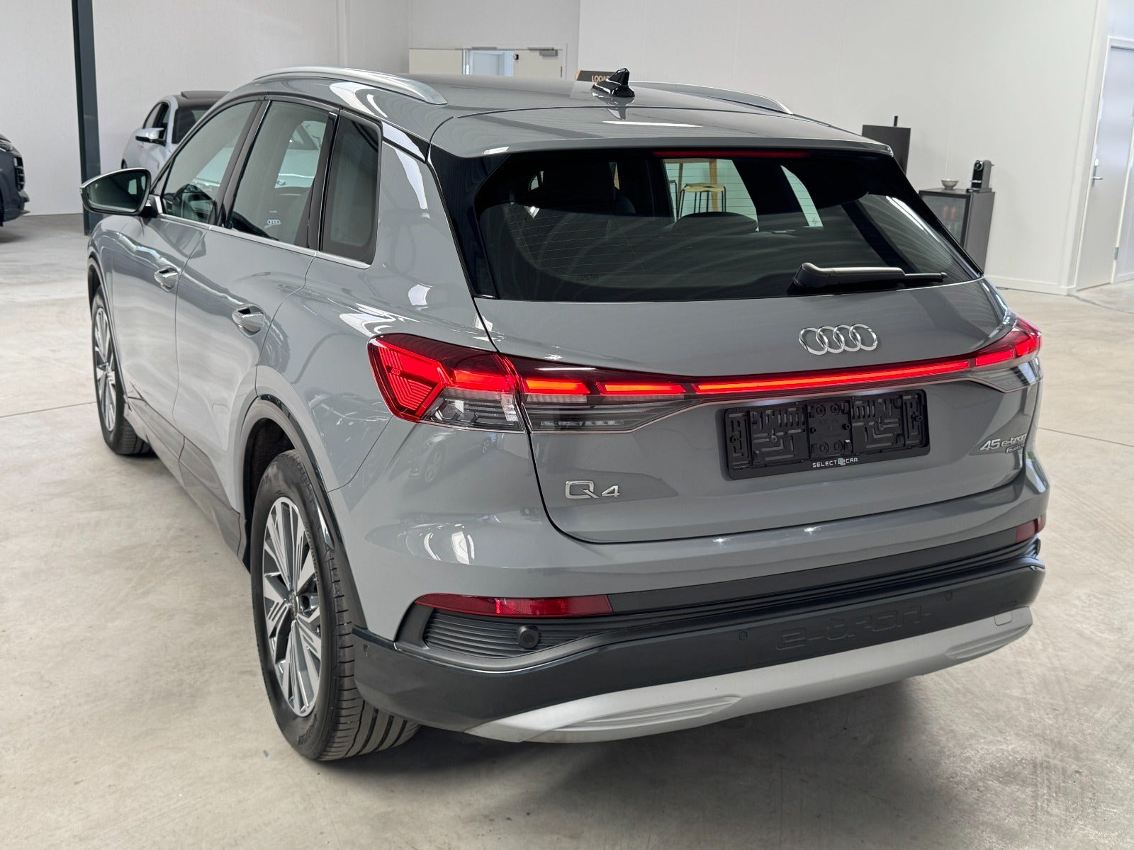 Grå Audi Q4 e-tron fra 2023
