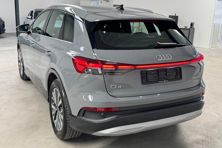 Grå Audi Q4 e-tron fra 2023