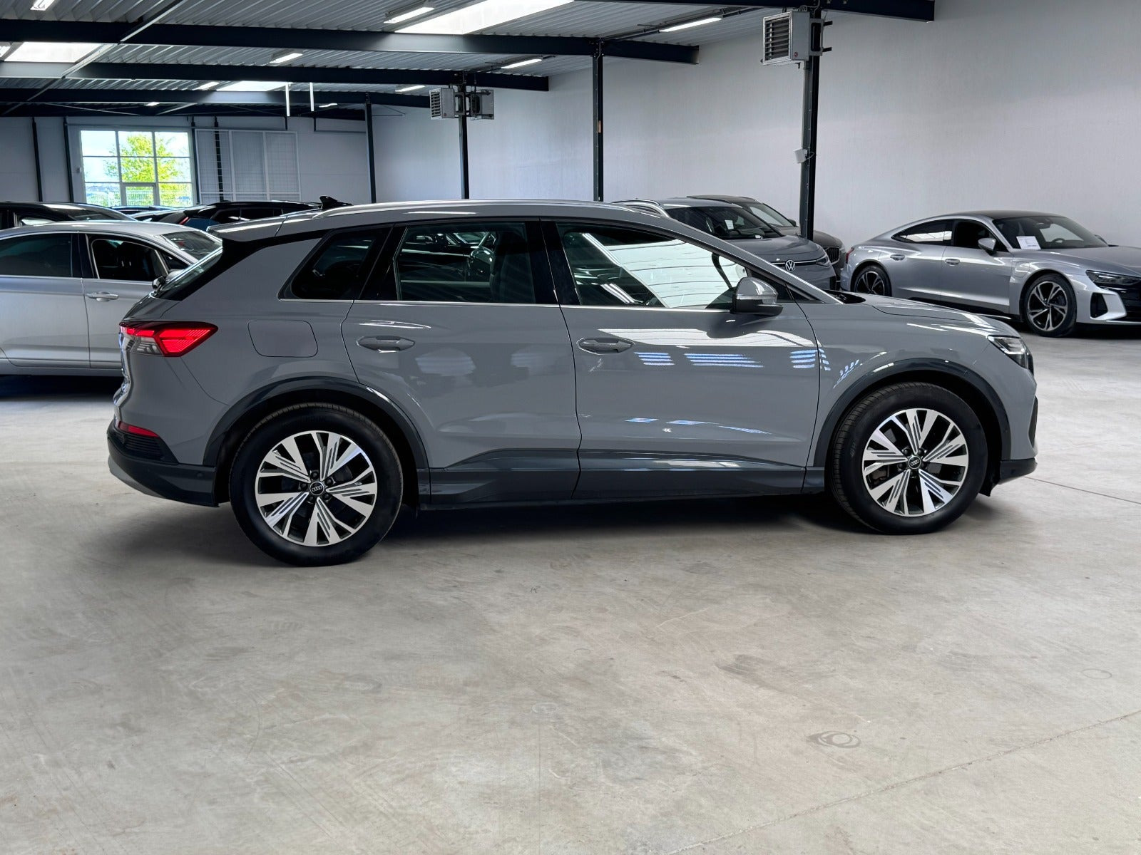 Grå Audi Q4 e-tron fra 2023